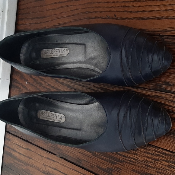 Navy blue leather kitten heels - Picture 2 of 4